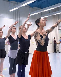 63K views · 758 reactions | Frida en haar 'leaf ladies' maken zich klaar voor de première van volgende week! ❤️ . . . . . . . . Frida and her 'leaf ladies' getting ready for the premiere next week! ❤️ | Het Nationale Ballet - Dutch National Ballet | Facebook