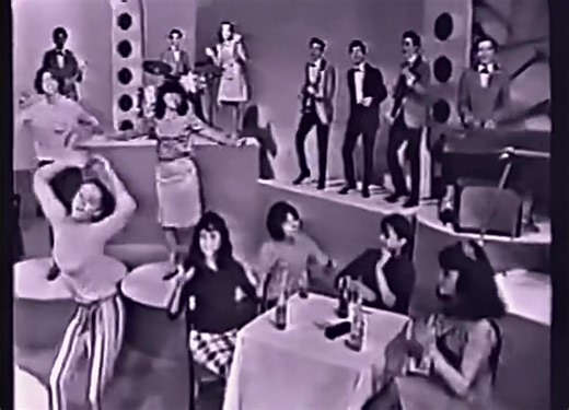 🇲🇽 Los Rockin’ Devils Gloria 1965 #RockAndRoll A principios de los 60, Discos Orfeón buscaron grandes talentos como su rival, discos CBS, e iniciaron una campaña agresiva y juntó diversos músicos de México para lanzarlos como futuros ídolos. Es aquí cuando Orfeón firma a los Rockin Devils y su primer álbum LP de 1964, vendió "sin pena ni gloria". Empero, no se desanimó el grupo. A partir de aquí, éste se volvió un grupo prolífico, pues crearon cuando menos, media docena de discos distintos baj