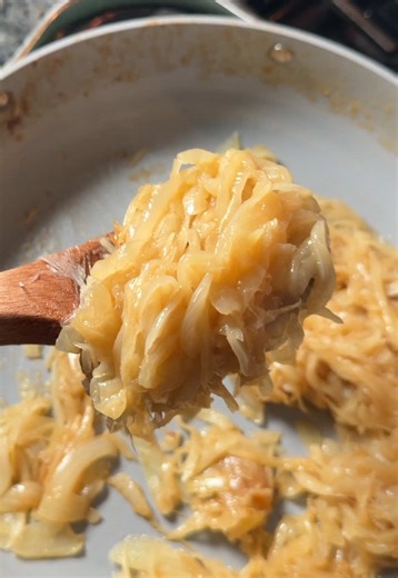 QUICK caramelized onions! All the flavor in 30 minutes! Be honest — are you actually waiting 90 minutes for onions? Because I’ve got that too 👀