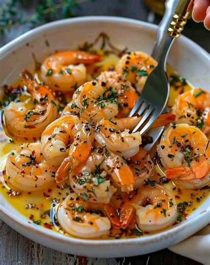 🦐 Garlic Butter Shrimp Delight 🍋 Juicy, buttery shrimp — the perfect quick dinner idea! 📝 Ingredients: 1 lb (450 g) large shrimp, peeled and deveined 4 tbsp unsalted butter 4 cloves garlic, finely minced 1 tbsp olive oil 1 tsp red pepper flakes (optional for spice) Juice of ½ lemon 2 tbsp fresh parsley, chopped Salt and cracked black pepper, to taste 🍴 How to prepare it: 1️⃣ Prep the shrimp: Pat the shrimp dry and season with salt and pepper — simple seafood recipe, easy weeknight meal. 2️⃣ 
