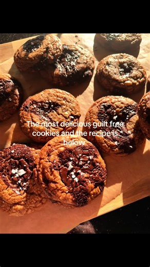 These have been my favourite guilt free snack this week!🔥 BROWN BUTTER REFINED SUGAR FREE COOKIE RECIPE 140g coconut sugar 120g browned butter 150g plain flour 1/2 tsp bicarbonate 1/2 tsp baking p Pinch of salt 1 egg 100g dark chocolate (I use Hu Kitchen) Fridge the cookie dough if it’s too wet before rolling into balls (15 mins) 30g balls makes 12 (refridgerate for 30 mins before baking) Pre heat your oven to 180°c fan. bake for 11 minutes until golden. Enjoy straight away or store in airtight