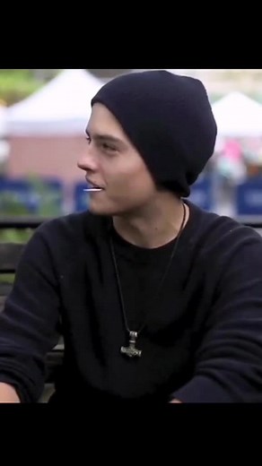 Dylan and Cole Sprouse in 2012