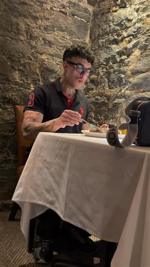 Guillaume on Instagram: "Non mais c’est le meilleur repas que j’ai mangé de toute ma vie… pour le prix de 4 reins en plus, mais au moins c’était bon... Prochain Vlog bientôt dispo ici @guicha_"