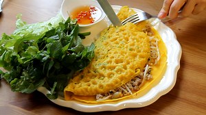 Banh Xéo : Crêpe vietnamienne au curcuma farcie au porc https://youtu.be/9VtTpibHkBg | Cooking with Morgane