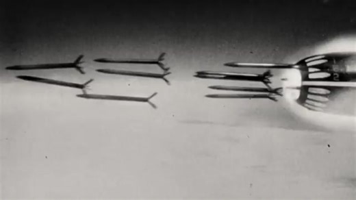 3.6K views · 45 reactions | #Aviacion #SigloXX #USAF El interceptor Northrop F-89 Scorpion descarga toda su carga de más de cien cohetes "Mighty Mouse" de 2,75" desde sus Pods en las puntas de las alas. -Battleship Yamashiro | Guerras Historicas | Facebook