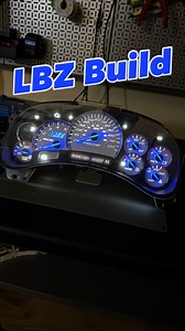 This 2006 LBZ build came out on point!! Appreciate the business brother @justbrian247 🤝🏼 ✔️Cluster fully reworked ✔️White LED backlighting ✔️White SS overlay ✔️Custom LBZ engraving ✔️Chrome ring lens ✔️Premium Blue pointers with independent lighting ✔️White warning lights ✔️White odometer display ✔️All dash components done in white LED lighting to match. 📱Looking for a quote on your build?? Text me at (386)538-3095 or DM me to get started 📦 #lbz #duramax #diesel | GaugeFX