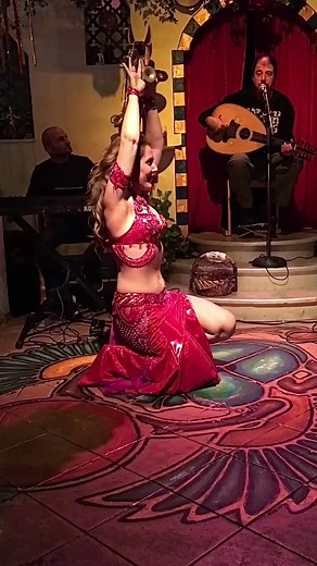 Kneeling belly flutter | Maria