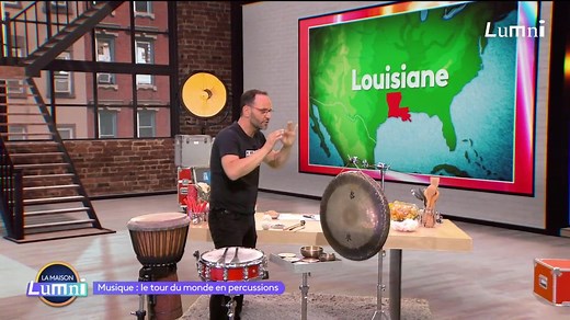 MUSIQUE : LE TOUR DU MONDE EN PERCUSSION 🌎 📯 Emmanuel Curt, percussionniste solo de l’Orchestre National de France, présente un voyage autour du monde à la découverte des percussions. Le percussionniste est celui qui donne un élan rythmique à un orchestre ou à un groupe musical. Ce qui est intéressant, c'est de toujours rechercher des sonorités pour donner un sens musical. | Lumni.fr