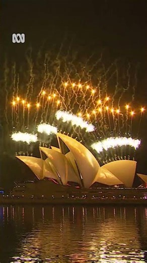 Sydney fireworks ring in 2026 | ABC NEWS