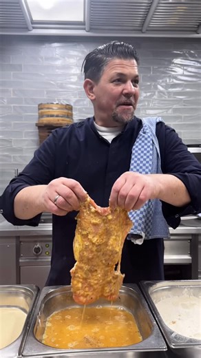 Bullerei on Instagram: "Schnitzel Tag! Let’s Go! 🔥 ℹ️ im DELI der @bullerei 😋 Münchner | Wiener Schnitzel & Kaiserschmarrn 🍸 Schnaps haben wir auch. 😳 Live zubereitet von unserem Chef @timmaelzer_official – den wir genau für diese Spontanität so sehr lieben. 🫶 #bullerei #schnitzel #schnaps #kaiserschmarrn"