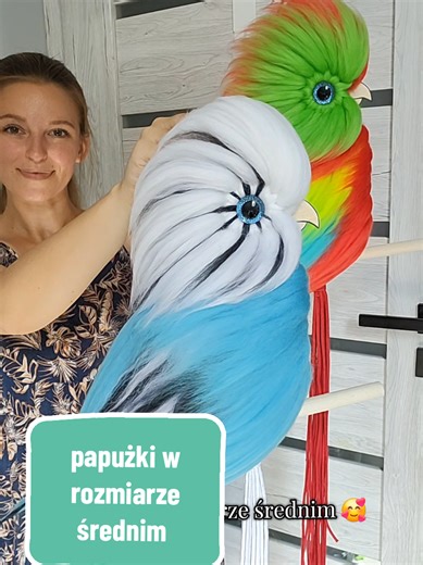 papużki wykonane metodą makramy z wykorzystaniem wełny czesankowej 🥰🤗 rozmiar średni 🥰🤗 wykonane kilka miesięcy temu, ale wciąż uważam, że są urocze 🥰 mam jeszcze sporo zaległych prac do pokazania 🥰🤗 #macrame #makrama #papuga #parrot