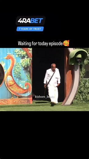 🎶 on Instagram: "🥰 . . . 日本利用压电瓷砖将脚步转化为电能。这些瓷砖捕捉来自你脚步的动能。当你行走时,你的重量和动作会对瓷砖产生压力。瓷砖会轻微弯曲,从而产生机械应力。瓷砖内部的压电材料将这种应力转化为电能。每一步都会产生少量电荷,而数百万步结合在一起就能产生足够的电力来驱动LED灯、数字显示屏和传感器。在像涩谷车站这样繁忙的地方,每天大约有240万个脚步为这一系统作出贡献。这些电能可以被储存或立即使用,从而减少对传统电力来源的依赖,并支持可持续的城市基础设施。这种方法将日常运动转化为实用的可再生能源 日本利用压电瓷砖将脚步转化为电能。这些瓷砖捕捉来自你脚步的动能。当你行走时,你的重量和动作会对瓷砖产生压力。瓷砖会轻微弯曲,从而产生机械应力。瓷砖内部的压电材料将这种应力转化为电能。每一步都会产生少量电荷,而数百万步结合在一起就能产生足够的电力来驱动 LED灯、数字显示屏和传感器。在像涩谷车站这样繁忙的地方,每天大约有240万个脚步为这一系统作出贡献。这些电能可以被储存或立即使用,从而减少对传统电力来源的依赖,并支持可持续的城市基础设施。这种方法将日常运动转化