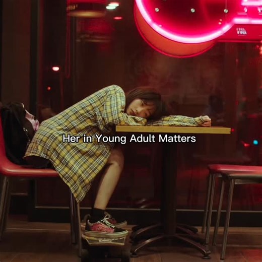 240 日本利用压电瓷砖将脚步转化为电能。这些瓷砖捕捉来自你脚步的动能。当你行走时，你的重量和动作会对瓷砖产生压力。瓷砖会轻微弯曲，从而产生机械应力。瓷砖内部的压电材料将这种应力转化为电能。每一步都会产生少量电荷，而数百万步结合在一起就能产生足够的电力来驱动 LED 灯、数字显示屏和传感器。在像涩谷车站这样繁忙的地方，每天大约有 240 万个脚步为这一系统作出贡献。这些电能可以被储存或立即使用，从而减少对传统电力来源的依赖，并支持可持续的城市基础设施。这种方法将日常运动转化为实用的可再生能源 #日本 #知识 #事实 #你知道吗 #推荐 #科技 #创新 #历史 #技术 #实验 #热门 #Mrplankton #allofusaredead #kdrama #kdramaedit #fypツ #explore #explorepage✨ #trendingreels #viral #blowthisup | Rick Kyava