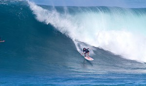 Polly Ralda, primera guatemalteca en surfear una de las olas más grandes en Hawaii