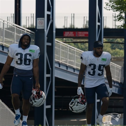 The running backs show their strengths in the first padded practice of Pats Camp. Full breakdown: bit.ly/3q40hbv | New England Patriots