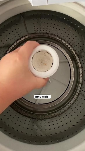 ⚫🔴 Black Friday Deal 🔴⚫: Up to 50% OFF Free Gifts! If your laundry still smells musty after washing, your washer might be the real problem. Over time, detergent residue, pet hair, and moisture build up inside, creating bacteria and odor that cling to your clothes. Uproot Washing Machine Cleaner Pro uses powerful enzyme technology to dissolve grime, residue, and odor-causing buildup deep inside your washer, leaving it truly clean and fresh again. No scrubbing. No bleach. Just one tablet and a h