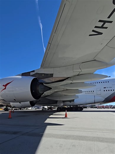 Cada motor de un Airbus A380 (va sea e Rolls-Royce Trent 900 o el Engine Alliance GP7000) pesa aproximadamente entre 6.000 y 6.500 kg. El A380 utiliza cuatra de estos motores, sumando un peso coniunto considerable pero eficiente para el avión de pasajeros más grande del mundo. #aviation #airbusa380 #aircraft #bigwing #lax