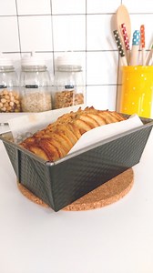 Pera aí, não deixes escapar este bolo! BOLO DE PERA, AMÊNDOA E CLARAS COM GENGIBRE - 100 g manteiga - 175 g açúcar amarelo - 175 g farinha - 1/2 c. sopa fermento - 125 ml leite - 75 g farinha de amêndoa - 1/2 c. chá gengibre em pó - 3 claras - 2 pêras Bater a manteiga amolecida com o açúcar até ficar um creme espesso. Misturar o fermento com a farinha e juntar à mistura de manteiga aos poucos alternadamente com o leite morno. Adicionar a farinha de amêndoa e o gengibre e para terminar a massa, e