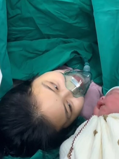 Baby wearing oxygen mask during delivery😷💗 #highlight