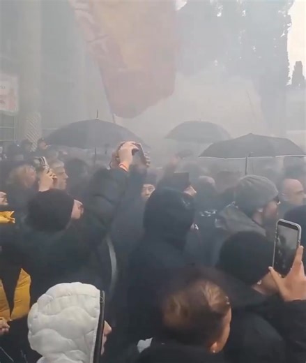 Les obsèques de "Piero" Ciaramitaro, figure Ultra' emblématique de la Curva Sud de l'ASRoma, membre historique de "Tradizione e Distinzione", décédé le 23 décembre 2025, à l'âge de 63 ans. | Ultra Style