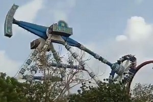 Indian amusement park ride snaps in half killing two