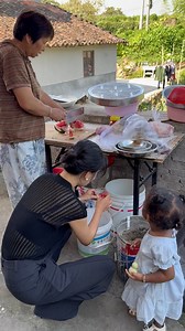 400K views · 19K reactions | Our Yue already knows to throw trash into the bin 我们乐乐都知道把垃圾丢进垃圾桶了殺 | Rose鄉村 | Facebook