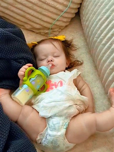 Baby's funny sleeping position 😂#funnykids #baby #cute #cutebabyvideos #toddlersoftiktok