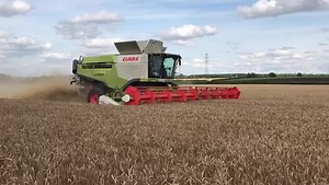 75K views · 2.1K reactions | CLAAS LEXION 770tt and V1230 with Full Cebis Automatic going a treat in some Milling Wheat with Will Clark | CLAAS Eastern | Facebook