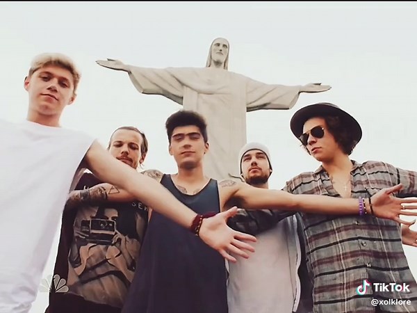 hello 2015!!! can’t wait to see how many albums is one direction gonna release this year!🥳. #onedirection #onedirectionedit #zayn #harrystyles #liampayne #louistomlinson #niallhoran #foryou #zaynmalikedit #edit @shai ❯❯❯❯ @l ౨ৎ @katelyn ˚ʚ♡ɞ˚