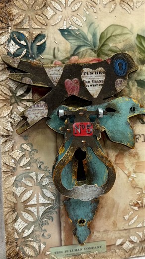 Cristina Mendizabal Almenara on Instagram: "✨ Nuevo trabajo de inspiración para el reto de @laschicasdelniu ✨ Un reto patrocinado por @elniudelart y pilotado por Cristina de @unrincondemi_cm 🤍 En este nuevo videotutorial, Cristina nos enseña paso a paso cómo decorar esta preciosa tablilla, combinando un transfer súper bonito con una de las nuevas #siluetascristinam tirador en forma de pájaro y una silueta colgador vintage que aporta ese aire romántico que tanto nos gusta. Como uno de los requis