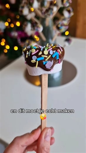 Marijke Germeraad | afvallen zonder dieet 🚀🥳 on Instagram: "Kerstviering op school en heb jij je opgegeven om iets lekkers mee te nemen? Dan is dit voor jou! 🎄 Mega makkelijk om te maken en een grote hit op school. Ook leuk om in de vakantie samen met de kids te maken ❄️ De hoeveelheden zijn voor 12 stuks maar verdubbel natuurlijk gerust! Wat heb je nodig: - 12 marshmallows - 12 lollystokjes van de action - 70 gr pure chocola - sprinkels Zo maak je het: 1. Doe de marshmallows op het stokje. 2