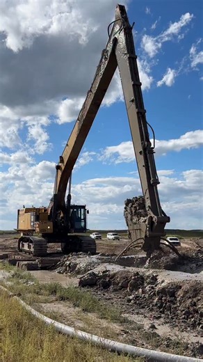 @kpcldirtmovers Custom Cat 390F digging slurry wall — The 390 is fitted with a 85ft front built by C. Norris manufacturing reaching 65ft deep. The machine also has additional 15,000lbs of counterweight, additional bank of hydraulic filters to provide extra contaminant filtration, and 1.5 cubic yard @weldcobeales digging bucket with ripper teeth on the heel — More to come on this machine and project! | Earthmovers Media
