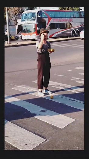 Rutina de #semaforo Con un poco de #pelotas Por @camirlo 🚦 . . . #Yugglers #JugglingFamily | Juggling Family