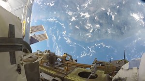 5.3M views · 45K reactions | El astronauta de la NASA Randy Bresnik capturó estas impresionantes imágenes con una cámara GoPro el 20 de octubre de 2017 durante una caminata espacial fuera de la Estación Espacial Internacional. #Glaretum #Space #Science #Ciencia | Glaretum | Facebook