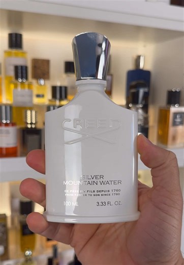 Scent of the day: Creed Silver Mountain Water 🏔️❄️ A sophisticated take on the crisp air and flowing streams of the Swiss Alps. It opens with a spicy, resinous blend of Bergamot, Mandarin, and Neroli. The heart is dominated by a smooth Green Tea and Blackcurrant, settling into a creamy, woody base of Musk, Sandalwood, and Petitgrain. Vibe: Alpine freshness. It smells like cold mountain air and metallic tea leaves over a clean, white musk. Best For: Spring and summer days. It is a light performe