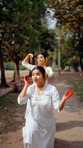 Iss Tarah|Semi Classical Dance Cover|Riya Sarkar #isstarah #dance #ytshorts #isstarah ‪@ChaarDiwaari‬