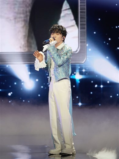 周深演唱《修星星的人》，行走的CD丨北影节闭幕_腾讯新闻