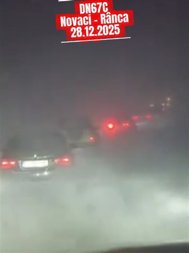 Rânca, izolată de viscol! ❄️🚫 DN67C (Novaci – Rânca) a fost oficial închis. Vizibilitatea este zero, iar drumarii au oprit circulația pentru a evita orice tragedie. 🌬️🛑 Cei care au rămas sus în stațiune nu mai pot coborî până când condițiile meteo nu se îmbunătățesc. 🏠❄️ ℹ️ DRDP Craiova ➡️ Follow Furtuni România! #ranca #transalpina #viscol #meteo #vremea