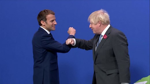 COP26: Macron accueilli par Johnson lors de son arrivée, sur fond de "guerre de la pêche"