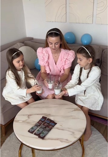 Czarodziejka w domu? To mama z różdżką! 🪄 Jedno zaklęcie i... mleko zmienia się nie do poznania! Quick Milk dodaje smaku każdej chwili. 🥛 Czas na Twój magiczny wybór!