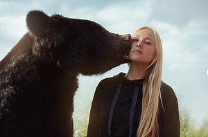 Lepotica i zver: Ruskinja spasla medveda iz zatočeništva, pa postali najbolji prijatelji
