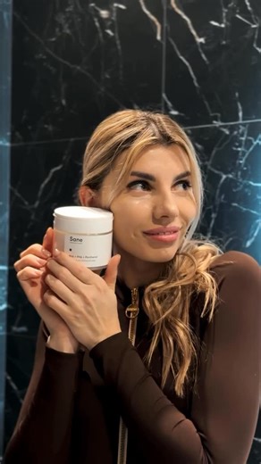 Леонова Ліка Influencer 🇺🇦 •Ugc•Beauty•Fashion•Travel• Автоблог• on Instagram: "Бюджетний пілінг, який реально працює — пілінг-педи SANE 🤍 Шорсткість, дрібні висипи, забиті пори — до побачення. Два в одному: ▫️ рельєфна сторона м’яко очищає ▫️ гладка — заспокоює і вирівнює шкіру Без ароматизаторів, підходить навіть чутливій шкірі. Формула ніжна, але ефект видно вже після першого разу. Протираю обличчя, іноді залишаю як компрес на 3–5 хв — і не змиваю. Після — шкіра гладша