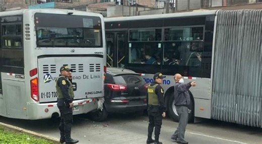 Metropolitano: auto invade carril exclusivo y genera accidente en la estación UNI [VIDEO]