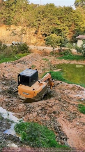 Excavator Stuck in Mud - Rescue or Self - Rescue Scene!