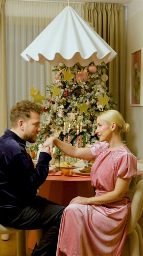 Sinziana Maria Iacob on Instagram: "Unii gatesc ca sa se relaxeze, eu ma relaxez ca sa mananc! Secretul unei cine reusite este sa nu te epuizezi inainte sa inceapa!🤭 Adevarul e ca imi place sa creez seri frumoase, mese care arata ca-n filme, lumanari aprinse din motive foarte serioase, cum ar fi…starea mea de spirit!🕯 In seara asta mancarea a venit deja pregatita, pulpa de rata de la @food.and.glory este gatita lent la sous vide, perfecta, frageda, exact ca la restaurant! O bagi 