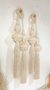 Borlas XL Personalizadas Estas borlas hechas a mano combinan a la perfección diseño y arte. Cada pieza está cuidadosamente tejida con técnicas de macramé para dar un toque único y elegante a cualquier espacio. ¡Personalízalas a tu gusto y crea un ambiente acogedor con un toque artesanal! | Asirio Macrame