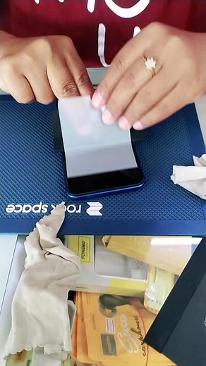 Redmi 8A: Cleaning and Revealing Smartphone Screen