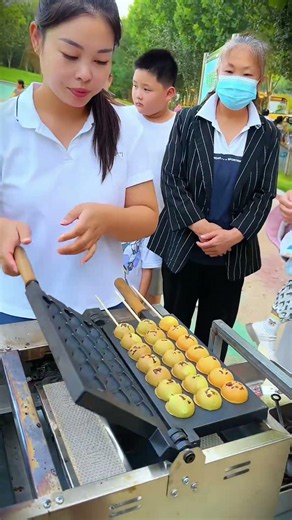 Street stall entrepreneurship: skewer roast | gold coin cake