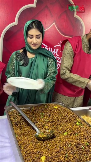 ইফতার বিতরণ করলামঃ বুবলি।। Bubly - shorts - Apu Biswas - Shakib Khan