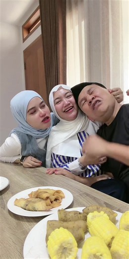 Gara-Gara cincin inisial huruf 😂😂 Disclaimer: Adegan di video ini hanya dilakukan oleh Profesional, yg ga kuat skip aja, buat yg maksa nonton boleh siapkan tabung oksigen, obat hipertensi, alat pacu jantung, klo perlu Stand by kan ambulans & keranda, ini video kelas berat ga kaleng2, jangan coba2 ya, cuma ngasih tau klo poligami itu berat, bukan untuk di tiru Jangan nikah siri sembunyi2, apalagi diam2 selingkuh maksiat dulu, Poligami itu sidang dahulu di pengadilan, bawa istri pertama bersaksi